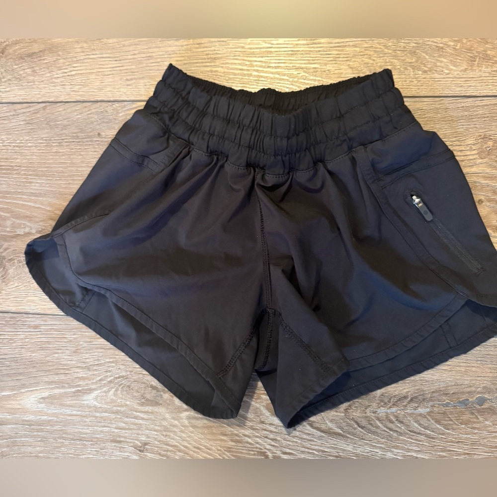 Lululemon Black Low Waist Lined Cute Shorts Size 4 EUC